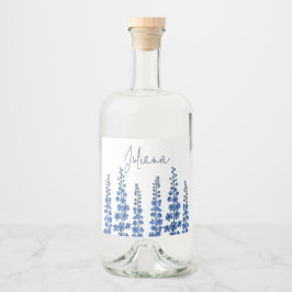 Blaue Delphinium-Blume im Juli Alkoholflaschenetikett