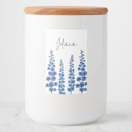 Blaue Delphinium-Blume im Juli Lebensmitteletikett