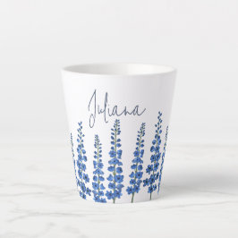 Blaue Delphinium-Blume im Juli Milchtasse