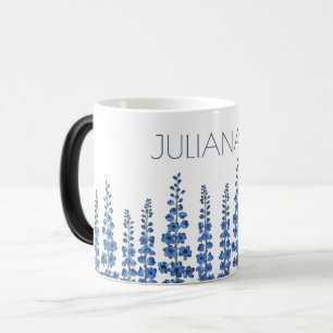 Blaue Delphinium-Blume im Juli Verwandlungstasse
