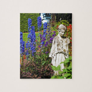 Blaue Delphinium-Blüte Garten und Göttin Statue Puzzle