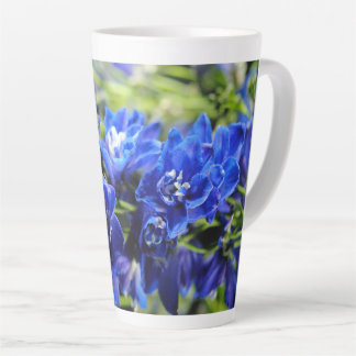 Blaue Delphinium-Latte-Tasse Milchtasse