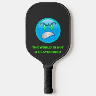 Blaue Emoji wütend und grüne Augen Pickleball Schläger