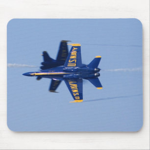 Blaue Engel führen Messerschneidedurchlauf während Mousepad