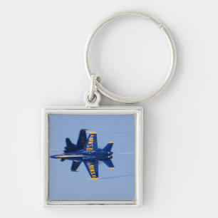 Blaue Engel führen Messerschneidedurchlauf während Schlüsselanhänger