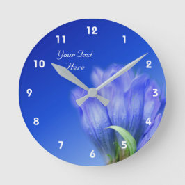 Blaue Enzian-Blume personalisiert Runde Wanduhr