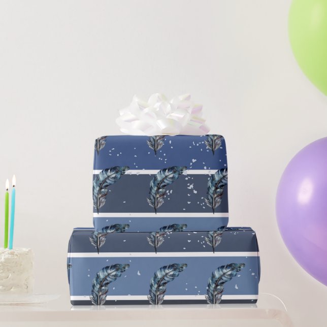 Blaue Federn auf blauen und weißen Streifen Geschenkpapier (Partygeschenke)