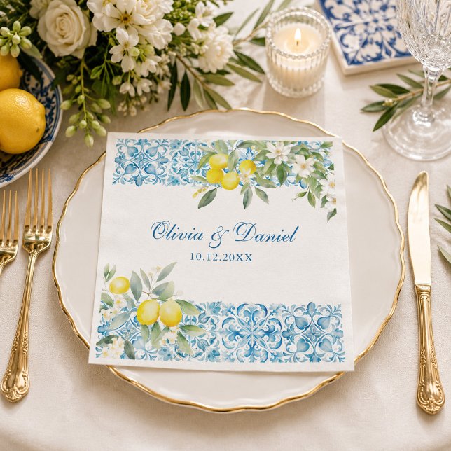 Blaue Fliesen und Lemon Wedding Serviette (Mediterranean Blue Tile & Lemon Wedding Napkin on an elegant mediterranean wedding dinner table)