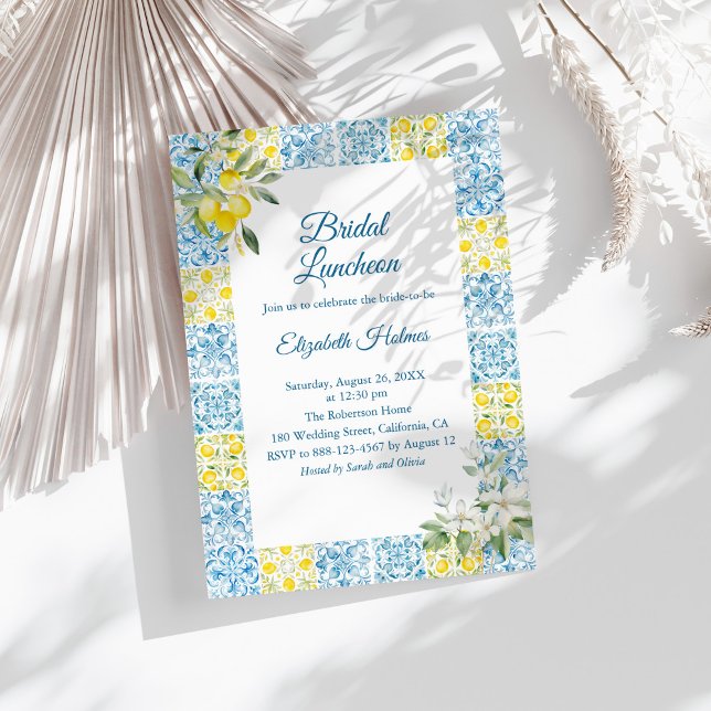 Blaue Fliesen und Lemons Bridal Brunch Einladung (Mediterranean Blue Tiles and Lemons Bridal Brunch Invitation on a sunny white table.)