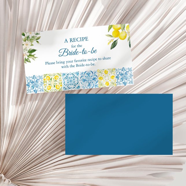 Blaue Fliesen und Zitronen Brautparty gemeinsam ei Begleitkarte (Blue Tiles and Lemons Bridal Shower Share A Recipe Enclosure Card on a white dry palm leaf.)