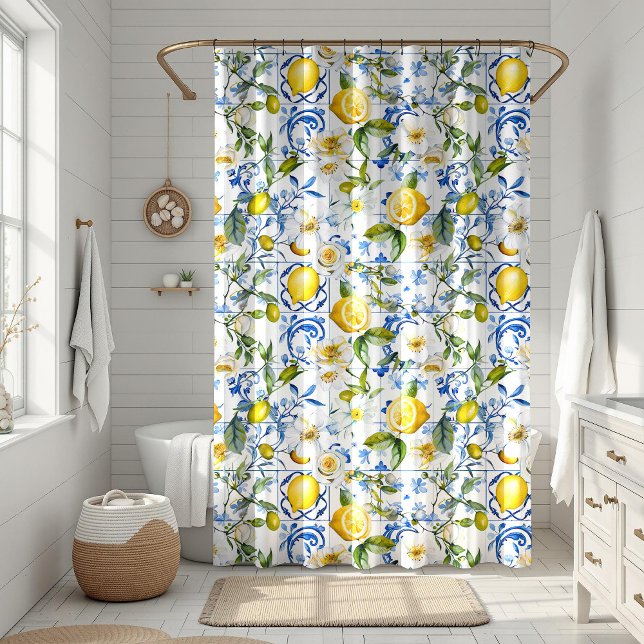 Blaue Fliesen und Zitronen Duschvorhang (Mediterranean Blue Tiles and Lemon Shower Curtain in a white boho bathroom)