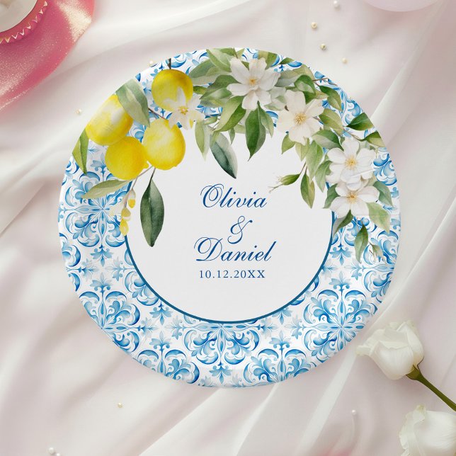 Blaue Fliesen und Zitronenhochzeiten im Mittelmeer Pappteller (Mediterranean Blue Tiles and Lemons Wedding Paper Plates on a table with a white rose.)