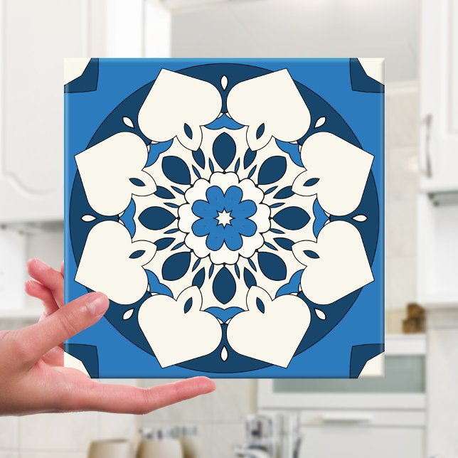 Blaue Flora-Mittelmeerkatze Fliese (Modern Mediterranean tile featuring a geometric floral star design in navy blue with ivory)