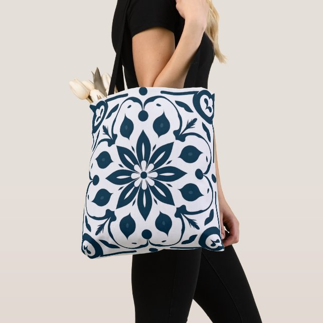 Blaue florale Fliesenmuster-Tasche (Von Nahem)