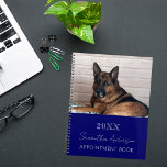 Blaue Foto-Katze Planer<br><div class="desc">Ein marineblauer Hintergrund. Personalisieren und fügen Sie Ihr Jahr, Ihren Namen und einen Text. Der Name ist in Weiß geschrieben, mit einem großen, modernen Schriftsatz.</div>
