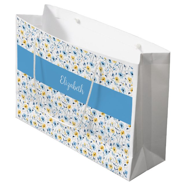 Blaue Gelbe Wildblumen-Wasserfarbe-Monogramm-Name Große Geschenktüte (Vorderseite Schrägansicht)