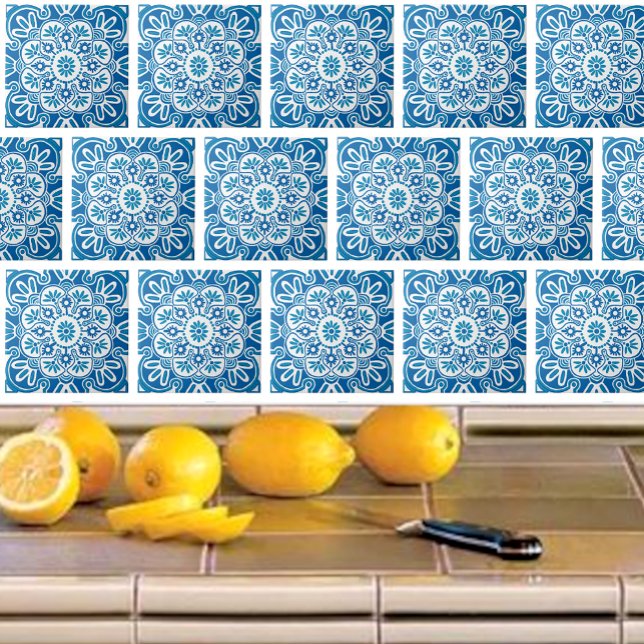 Blaue geometrische Keramik Fliese (Blue boho pattern tile pn a kitchen backsplash.)