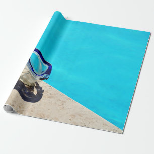 Blaue gerahmte Schwimmbrille am Pool tagsüber Geschenkpapier