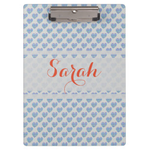 Blaue gestreifte Herzen auf Kieseln grau Klemmbrett