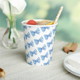 Blaue Gingham-Fliege Muster Baby Shower Pappbecher