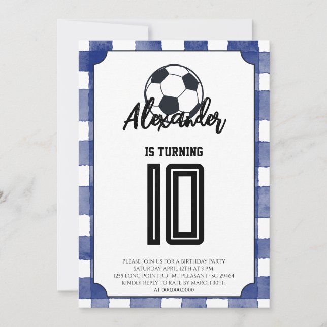 Blaue Gingham-Fußball-Geburtstagsfeier Einladung (Vorderseite)