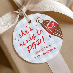 Blaue Gingham Sie ist bereit zu platzen Baby Showe Geschenkanhänger