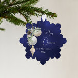 Blaue goldene weiße Bauern Weihnachten Ornament Karte<br><div class="desc">Ein marineblau,  uneinheitlich farbiger Hintergrund. Weiße und goldene Bausteine,  Grünpflanzen und Kiefernkegel. Personalisieren Sie Ihren Namen,  Jahr. Text: Frohe Weihnachten</div>