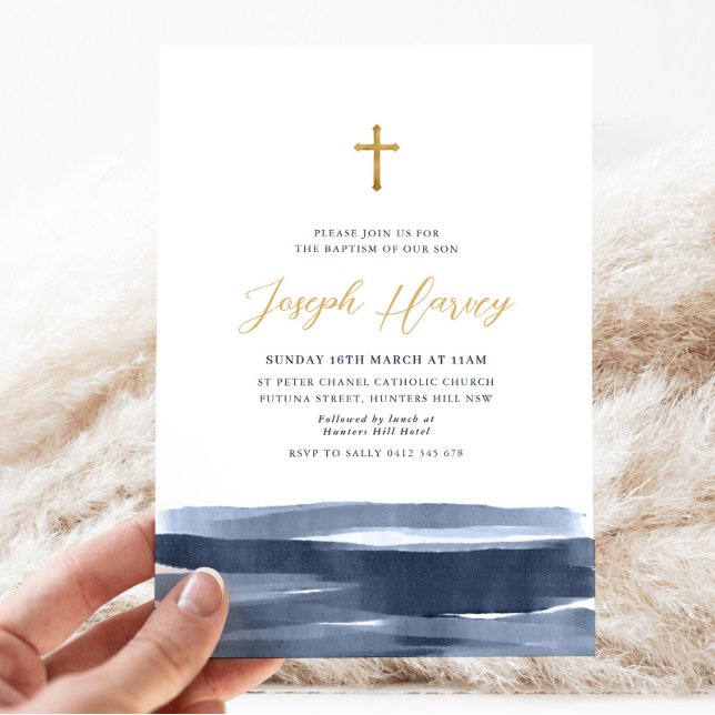 Blaue Goldkreuzjungs Taufe feiern Einladung (Navy Blue Watercolor and Gold Boys Baptism Invitation)