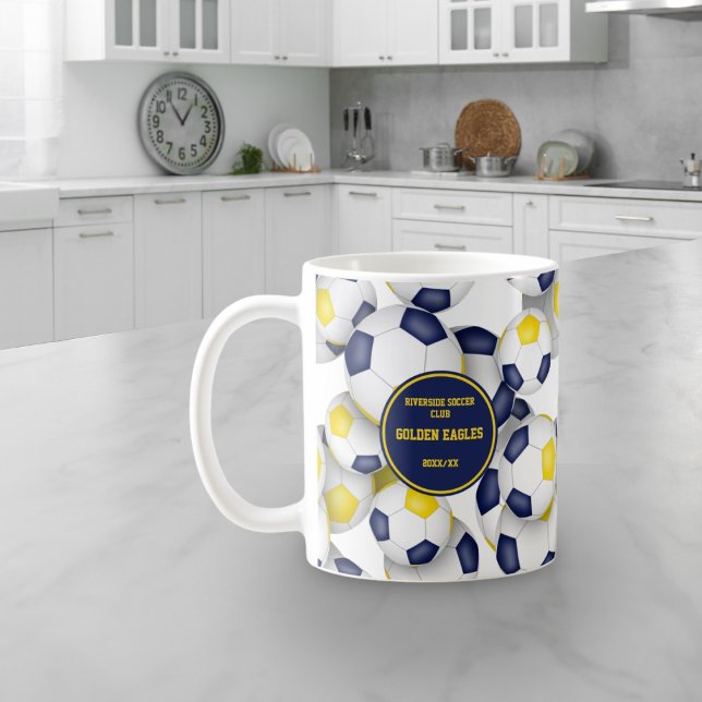 Blaue Goldmedaille für Fußball-Mannschaftsfarben C Kaffeetasse (Kitchen counter in situ)