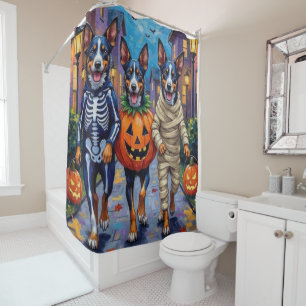 Blaue Heeler Hunde beim Trick-or-Treat an Hallowee Duschvorhang