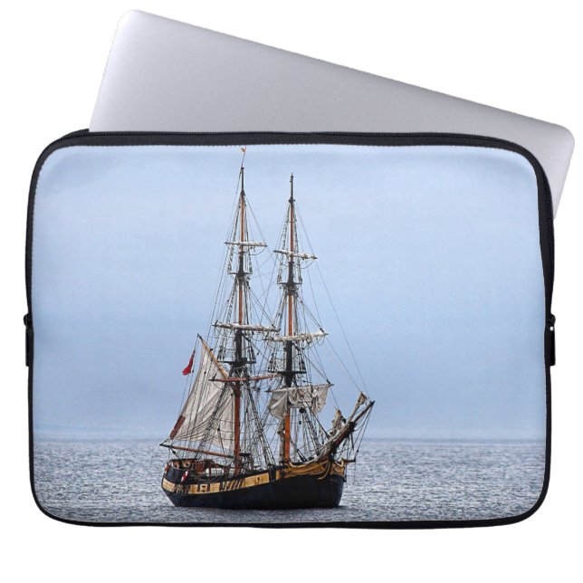 Blaue Himmel auf dem Wasserboot Laptopschutzhülle (Vorderseite)