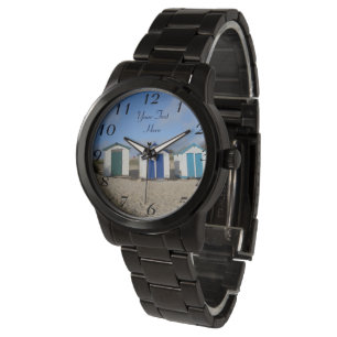 blaue Himmel der englischen Küste und Strandhütt Armbanduhr