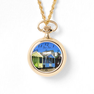 blaue Himmel der englischen Küste und Strandhütten Armbanduhr