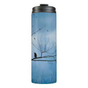 Blaue Himmel Krähen Thermosbecher