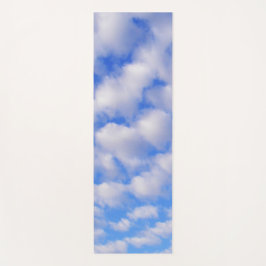 Blaue Himmel und flaumige Wolken Yogamatte