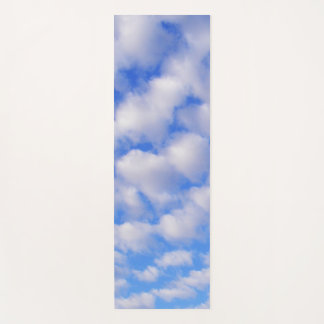 Blaue Himmel und flaumige Wolken Yogamatte