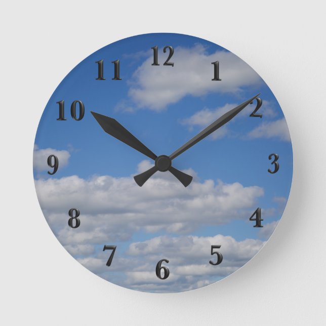 Blaue Himmel und Wolken - schwarze Zahlen Runde Wanduhr (Vorderseite)