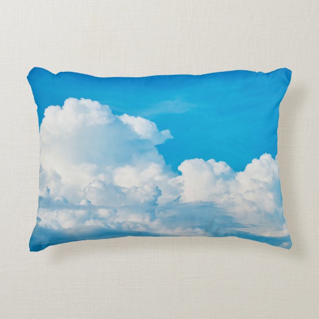 Blaue Himmelshinterwolken weiß Dekokissen (Vorderseite)