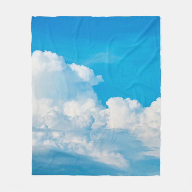 Blaue Himmelshinterwolken weiß Fleecedecke (Vorderseite)