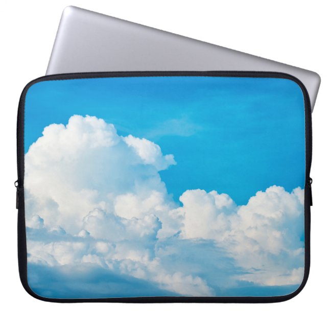 Blaue Himmelshinterwolken weiß Laptopschutzhülle (Vorderseite)