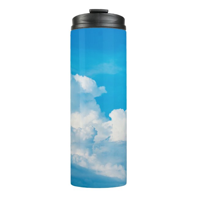 Blaue Himmelshinterwolken weiß Thermosbecher (Vorderseite)