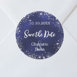 Blaue Hochzeit in Navy Silber Save the Date Runder Aufkleber<br><div class="desc">Ein Save the Date Aufkleber für Ihre Hochzeit. Ein marineblauer blauer Hintergrund,  weißer Text. Die blaue Farbe ist ungleichmäßig. Dekoriert mit Imitaten silberne Glitzern. Personalisieren und fügen Sie Ihre Namen und Hochzeitsdatum.</div>