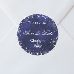 Blaue Hochzeit in Navy Silber Save the Date Runder Aufkleber<br><div class="desc">Ein Save the Date Aufkleber für Ihre Hochzeit. Ein marineblauer blauer Hintergrund,  weißer Text. Die blaue Farbe ist ungleichmäßig. Dekoriert mit Imitaten silberne Glitzern. Personalisieren und fügen Sie Ihre Namen und Hochzeitsdatum.</div>