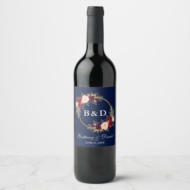 Blaue Hochzeit von Burgundy Floral Wreath Monogram Weinetikett (Vorderseite)