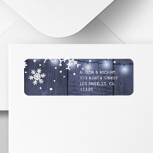 Blaue Holzschneeflocken beleuchten rustikale Hochz