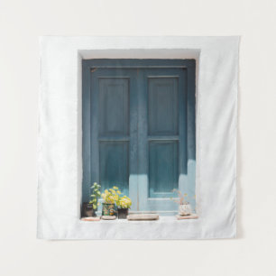 BLAUE HOLZTÜR AUF DER WEISSEN KONKRETEN WAND WANDTEPPICH