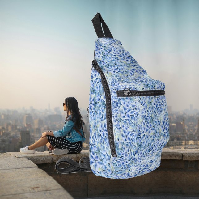 Blaue Hydrangeas - Blumenmuster Crossbody Bag (Von Creator hochgeladen)