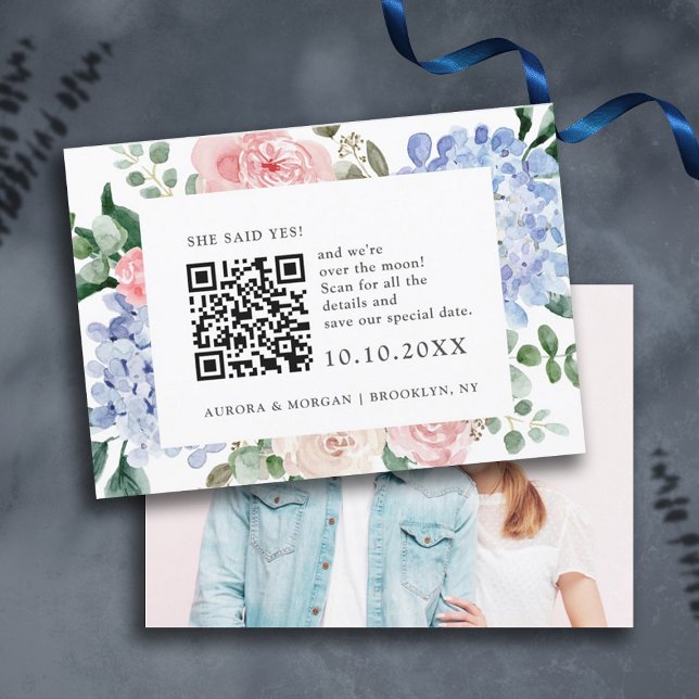 Blaue Hydrangeas Pastellrosa Foto QR-Code Save The Date (Dusty blue powder pink hydrangea photo QR code save the date card)