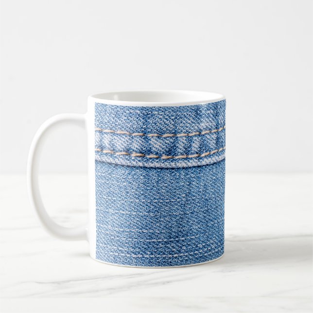 Blaue Jeans nähen Textur in der Nähe.  Kaffeetasse (Links)