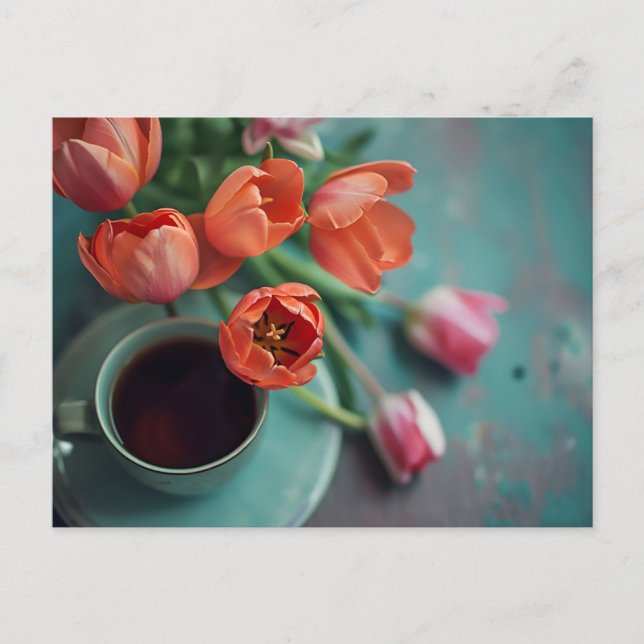 Blaue Kaffeetasse umringt von bunten Tulpen Postkarte (Vorderseite)